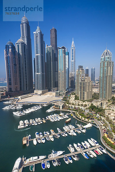 Skyline  Skylines  bauen  Wasser  Hafen  Vereinigte Arabische Emirate  VAE  Urlaub  Zukunft  Gebäude  Großstadt  Boot  Architektur  Hochhaus  parken  Jachthafen  groß  großes  großer  große  großen  Tourismus  Dubai  modern  neu