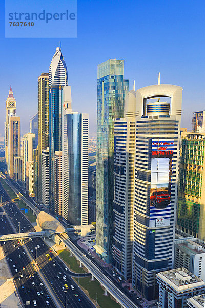 Einkaufszentrum  Vereinigte Arabische Emirate  VAE  Zukunft  Erde  Großstadt  Architektur  groß  großes  großer  große  großen  lang  langes  langer  lange  Design  Bundesstraße  Autobahn  beeindruckend  Allee  Innenstadt  Dubai  modern  neu  Straßenverkehr