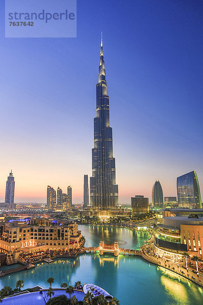 Einkaufszentrum  Vereinigte Arabische Emirate  VAE  Zukunft  Sonnenuntergang  Gebäude  Großstadt  Wüste  See  Architektur  Brücke  groß  großes  großer  große  großen  Design  beeindruckend  Burj Khalifa  Innenstadt  Dubai  modern  neu