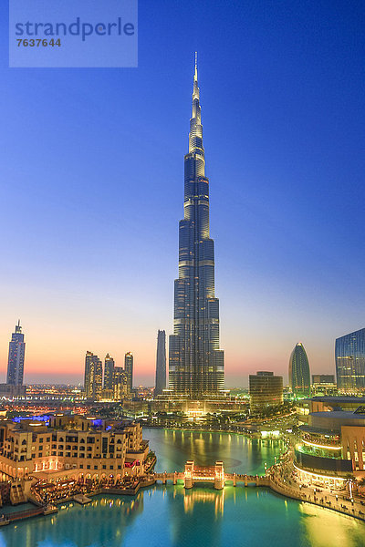 Einkaufszentrum  Vereinigte Arabische Emirate  VAE  Zukunft  Sonnenuntergang  Gebäude  Großstadt  Wüste  See  Architektur  Brücke  groß  großes  großer  große  großen  Design  beeindruckend  Burj Khalifa  Innenstadt  Dubai  modern  neu