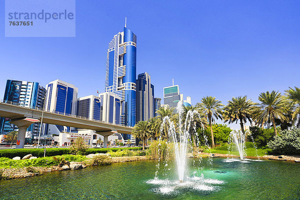 Skyline  Skylines  Springbrunnen  Brunnen  Fontäne  Fontänen  Palme  Vereinigte Arabische Emirate  VAE  Gebäude  Großstadt  Fernverkehrsstraße  Architektur  blau  Innenstadt  Dubai  Zierbrunnen  Brunnen  modern  neu