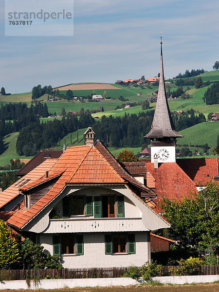 Dach Landschaftlich schön landschaftlich reizvoll Europa Wohnhaus Kirche Dorf Kirchturm Emmentaler Bern Kanton Bern Schweiz