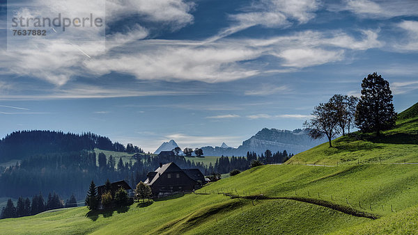 Landschaftlich schön landschaftlich reizvoll Bauernhaus Europa Wolke Wohnhaus Himmel grün Garten Bauernhof Hof Höfe Chalet Alpen blau Wiese Emmentaler Bern Kanton Bern Gericht Schweiz