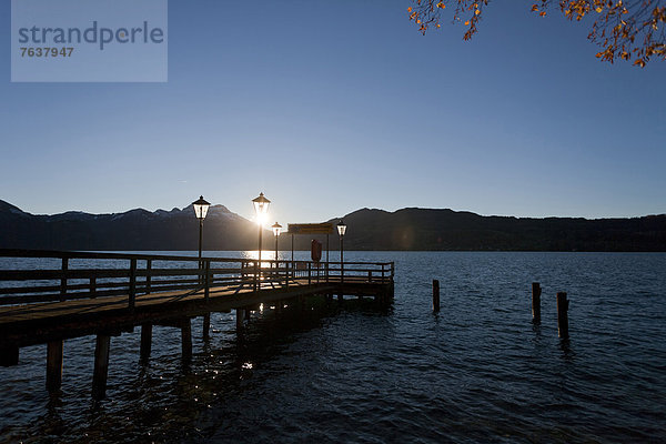 Fußgängerbrücke  Europa  Sonnenuntergang  See  Laterne - Beleuchtungskörper  Herbst  Österreich  Stimmung  Oberösterreich