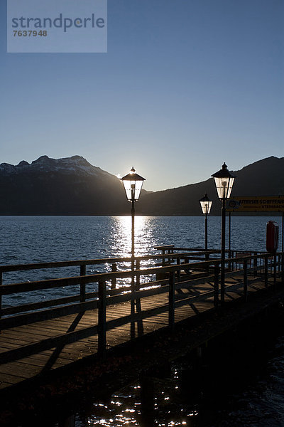 Fußgängerbrücke  Europa  Sonnenuntergang  See  Laterne - Beleuchtungskörper  Herbst  Österreich  Stimmung  Oberösterreich