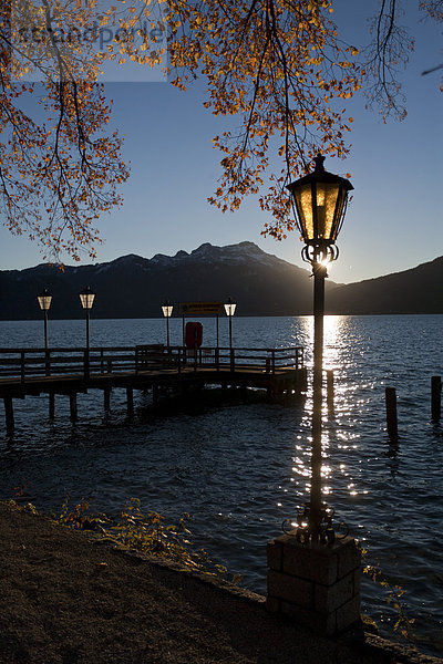 Fußgängerbrücke  Europa  Sonnenuntergang  See  Laterne - Beleuchtungskörper  Herbst  Österreich  Stimmung  Oberösterreich