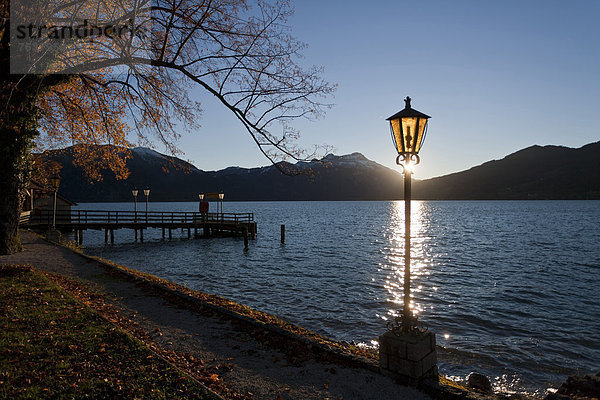 Fußgängerbrücke  Europa  Sonnenuntergang  See  Laterne - Beleuchtungskörper  Herbst  Österreich  Stimmung  Oberösterreich