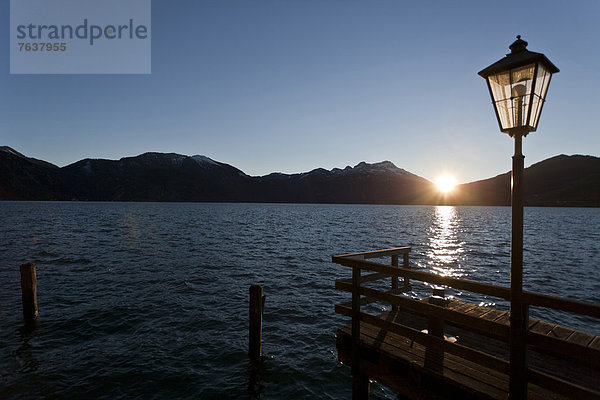 Fußgängerbrücke  Europa  Sonnenuntergang  See  Laterne - Beleuchtungskörper  Herbst  Österreich  Stimmung  Oberösterreich