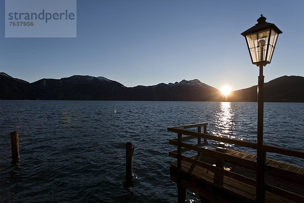 Fußgängerbrücke  Europa  Sonnenuntergang  See  Laterne - Beleuchtungskörper  Herbst  Österreich  Stimmung  Oberösterreich