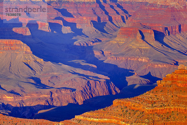 Vereinigte Staaten von Amerika  USA  Erhöhte Ansicht  Aufsicht  Nationalpark  Außenaufnahme  Landschaftlich schön  landschaftlich reizvoll  Amerika  Sonnenuntergang  Beleuchtung  Licht  Landschaft  Steilküste  Sonnenaufgang  niemand  Wüste  Natur  ungestüm  Arizona  Ansicht  Grand Canyon  Schlucht  UNESCO-Welterbe  freie Natur