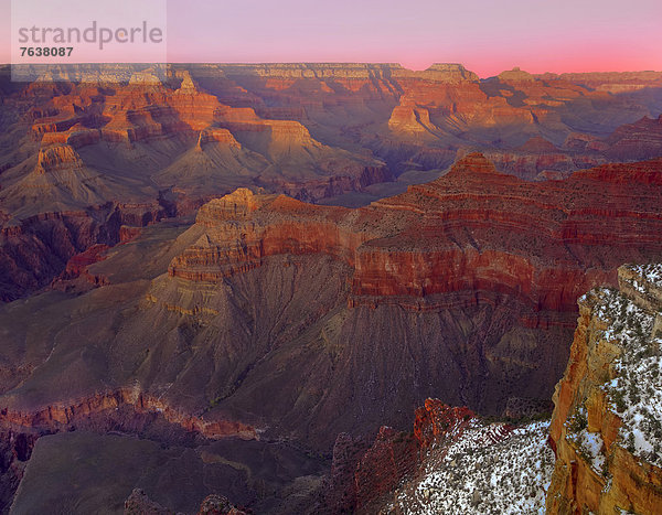 Vereinigte Staaten von Amerika  USA  Erhöhte Ansicht  Aufsicht  Nationalpark  Außenaufnahme  Landschaftlich schön  landschaftlich reizvoll  Amerika  Sonnenuntergang  Beleuchtung  Licht  Landschaft  Steilküste  Sonnenaufgang  niemand  Wüste  Natur  ungestüm  Arizona  Ansicht  Grand Canyon  Schlucht  UNESCO-Welterbe  freie Natur  Schnee  South Rim