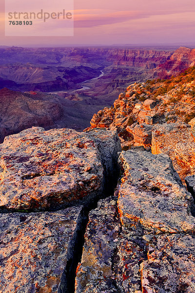 Vereinigte Staaten von Amerika  USA  Erhöhte Ansicht  Aufsicht  Nationalpark  Felsbrocken  Hochformat  Außenaufnahme  Landschaftlich schön  landschaftlich reizvoll  Amerika  Landschaft  Steilküste  niemand  Geologie  Wüste  Natur  ungestüm  Arizona  Ansicht  Grand Canyon  Schlucht  UNESCO-Welterbe  freie Natur  South Rim