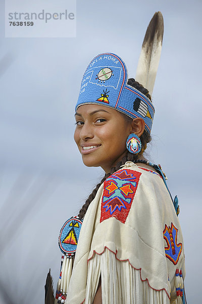 Vereinigte Staaten von Amerika  USA  Frau  Amerika  lächeln  Prinzessin  Indianer  Nordamerika  amerikanisch  jung  Wildleder  Ethnisches Erscheinungsbild  Mädchen  Krone  Oklahoma  hübsch
