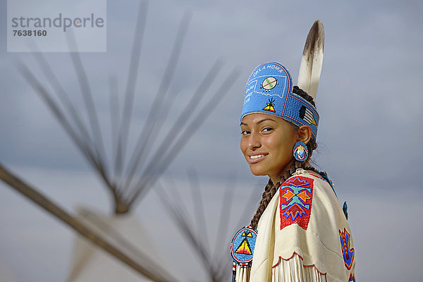 Vereinigte Staaten von Amerika  USA  Frau  Amerika  Prinzessin  Indianer  Nordamerika  amerikanisch  Wildleder  Ethnisches Erscheinungsbild  Mädchen  Kopfschmuck  Krone  Kleid  Oklahoma  hübsch  Insignie