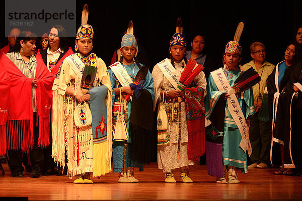 Vereinigte Staaten von Amerika  USA  Frau  Amerika  Fest  festlich  zeigen  tanzen  Indianer  Nordamerika  amerikanisch  Prinz  Ethnisches Erscheinungsbild  Oklahoma  Show  Volksstamm  Stamm