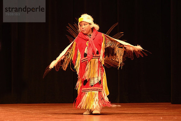 Vereinigte Staaten von Amerika  USA  Amerika  Fest  festlich  zeigen  tanzen  Indianer  Nordamerika  amerikanisch  Ethnisches Erscheinungsbild  Oklahoma  Show  Volksstamm  Stamm