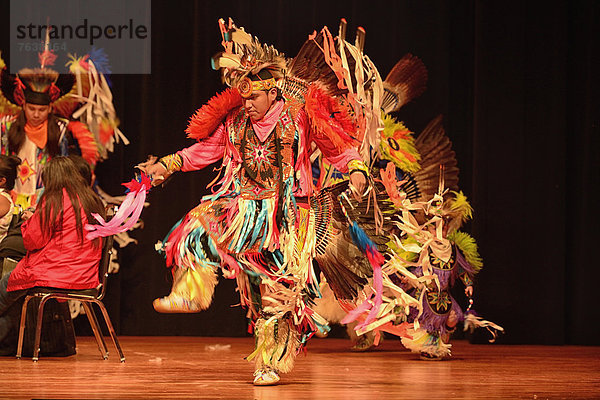 Vereinigte Staaten von Amerika  USA  Amerika  Fest  festlich  zeigen  tanzen  Tänzer  Indianer  Nordamerika  amerikanisch  Ethnisches Erscheinungsbild  Oklahoma  Show  Volksstamm  Stamm