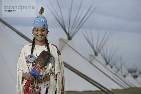 Vereinigte Staaten von Amerika  USA  Frau  Amerika  camping  Prinzessin  Indianer  Nordamerika  amerikanisch  Indianerzelt  Ethnisches Erscheinungsbild  Mädchen  Krone  Oklahoma  hübsch