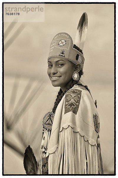 Vereinigte Staaten von Amerika  USA  Frau  Amerika  Prinzessin  Indianer  Nordamerika  amerikanisch  Prinz  Ethnisches Erscheinungsbild  Mädchen  Krone  Oklahoma  hübsch