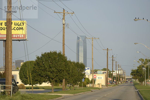 Vereinigte Staaten von Amerika  USA  Städtisches Motiv  Städtische Motive  Straßenszene  Straßenszene  Energie  energiegeladen  Amerika  Nordamerika  Stromleitung  Great Plains  Mittlerer Westen  Elektrizität  Strom  Oklahoma  Oklahoma City