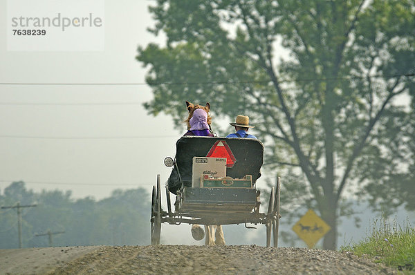 Ländliches Motiv ländliche Motive Frau Mann Mensch Tag Menschen Reise Kinderwagen Staub Außenaufnahme Transport Zeichnung Kanada Erbe Ontario
