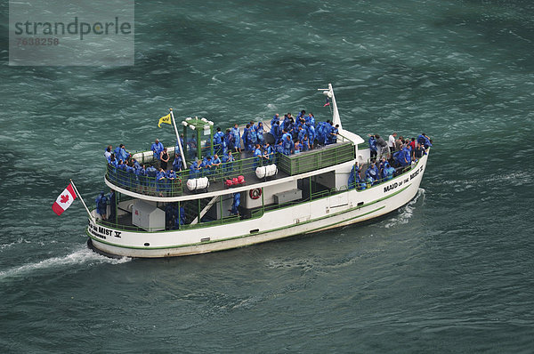 Erhöhte Ansicht  Aufsicht  Wasser  Mensch  Tag  Menschen  Menschengruppe  Menschengruppen  Gruppe  Gruppen  fahren  Reise  Tourist  Boot  Fluss  Niagarafälle  Luftbild  Kanada  Ontario  mitfahren