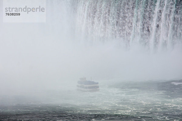 Erhöhte Ansicht  Aufsicht  Außenaufnahme  Wasser  Tag  fahren  Dunst  Reise  Boot  Fluss  Niagarafälle  Wasserfall  Kanada  Ontario  mitfahren