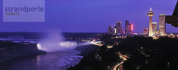 Vereinigte Staaten von Amerika  USA  Erhöhte Ansicht  Aufsicht  Panorama  Landschaftlich schön  landschaftlich reizvoll  Skyline  Skylines  Wasser  Amerika  Abend  Nacht  Dunst  Reise  Fluss  Niagarafälle  Wasserfall  Luftbild  Grenze  Kanada  New York State  Ontario