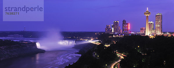 Vereinigte Staaten von Amerika  USA  Erhöhte Ansicht  Aufsicht  Panorama  Landschaftlich schön  landschaftlich reizvoll  Skyline  Skylines  Wasser  Amerika  Abend  Nacht  Dunst  Reise  Fluss  Niagarafälle  Wasserfall  Luftbild  Grenze  Kanada  New York State  Ontario