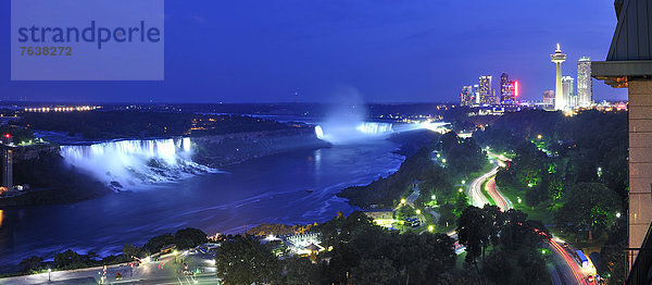 Vereinigte Staaten von Amerika  USA  Erhöhte Ansicht  Aufsicht  Panorama  Landschaftlich schön  landschaftlich reizvoll  Skyline  Skylines  Wasser  Amerika  Nacht  Dunst  Reise  Fluss  Niagarafälle  Wasserfall  Luftbild  Grenze  Kanada  New York State  Ontario