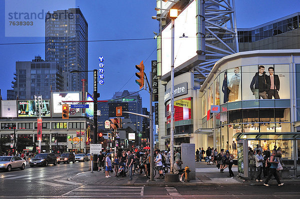 Mensch  Menschen  Dunkelheit  Sonnenuntergang  Nacht  Weg  Fußgängerüberweg  Menschenmenge  kaufen  Laden  Kanada  Abenddämmerung  Ontario  Toronto