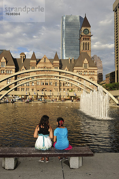 Turmuhr  sitzend  Springbrunnen  Brunnen  Fontäne  Fontänen  sehen  Wolke  Kunst  Brücke  Mädchen  Kanada  Zierbrunnen  Brunnen  Ontario  Toronto