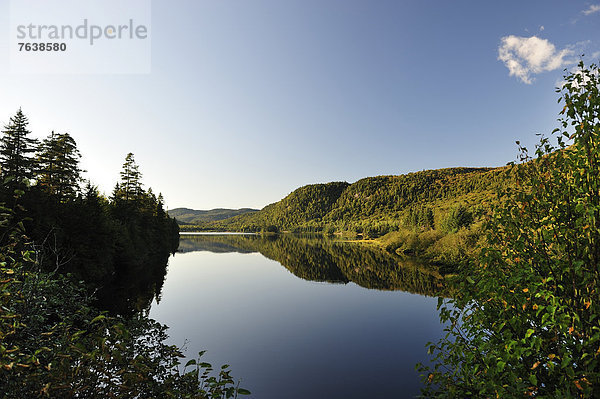 Nationalpark  Landschaftlich schön  landschaftlich reizvoll  Baum  Himmel  Hügel  Spiegelung  Wald  See  blau  Mont-Tremblant  Quebec  Kanada  Quebec