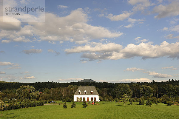 Ländliches Motiv ländliche Motive Landschaftlich schön landschaftlich reizvoll Berg Wolke Wohnhaus Feld Baum Landschaft Hügel Agrarland Traktor Wald weiß rot Jalousie Kanada Quebec