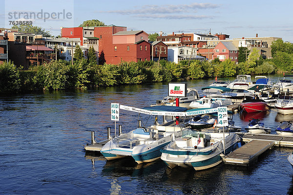 Farbaufnahme Farbe Helligkeit Wasser Wohnhaus Sommer Stadt Spiegelung Querformat Dock Dorf Jachthafen Landschaftlich schön landschaftlich reizvoll Kanada Quebec