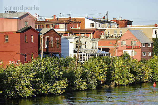 Farbaufnahme Farbe Tag Wohnhaus Sommer Baum Gebäude Küste Ufer Fluss Sonnenlicht Flussufer Ufer Landschaftlich schön landschaftlich reizvoll Kanada Quebec