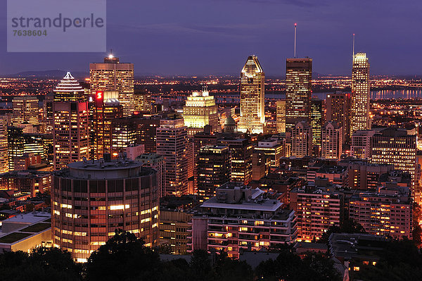 Skyline  Skylines  beleuchtet  Auto  Abend  Nacht  Beleuchtung  Licht  Gebäude  fahren  Straße  Großstadt  Hochhaus  Ansicht  Kanada  Innenstadt  Abenddämmerung  Montreal  Quebec  Straßenverkehr