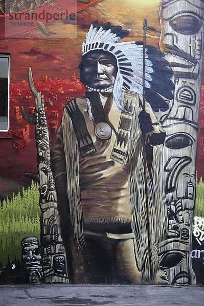 Hochformat  Farbaufnahme  Farbe  Kunst  Indianer  Malerei  streichen  streicht  streichend  anstreichen  anstreichend  Wandbild  Ethnisches Erscheinungsbild  Kanada  Chefin  Montreal  Quebec  Street-Art  Straßenkunst