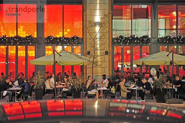 Außenaufnahme  Fenster  am Tisch essen  Nacht  Regenschirm  Schirm  Spiegelung  Cafe  Restaurant  Eleganz  rot  Veranda  essen  essend  isst  Kanada  Montreal  Quebec