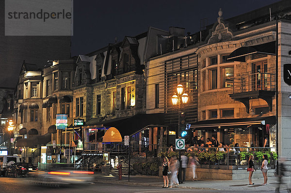 stehend Frau Mann Kurznachricht gehen Dunkelheit Nacht warten Gebäude Straßenlaterne Laterne Restaurant Lampe Laden Fußgänger Kanada unterhalten Montreal Quebec