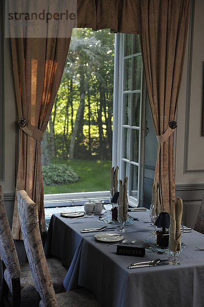 Hochformat  Abendessen  Gedeck  Fenster  Sommer  am Tisch essen  Innenaufnahme  Restaurant  essen  essend  isst  Tisch  Kanada  Quebec