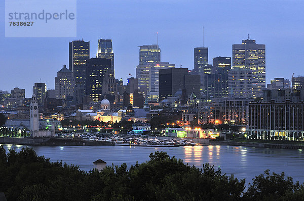 Stadtansicht  Stadtansichten  Skyline  Skylines  Wasser  Dunkelheit  Sonnenuntergang  Nacht  Gebäude  Boot  Querformat  Hochhaus  Fluss  Dock  Beleuchtung  Licht  Jachthafen  Kanada  Abenddämmerung  Montreal  Quebec