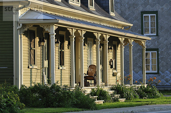 Hochformat Wohnhaus Sommer Gebäude grün Architektur Säule Garten Vordach Landschaftlich schön landschaftlich reizvoll Kanada Quebec Schaukelstuhl viktorianisch