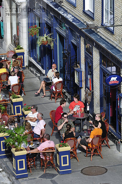 Frau  Mann  Mensch  Freundschaft  Menschen  am Tisch essen  Restaurant  Jeans  Altstadt  essen  essend  isst  Fernsehantenne  Kanada  Quebec  Quebec City