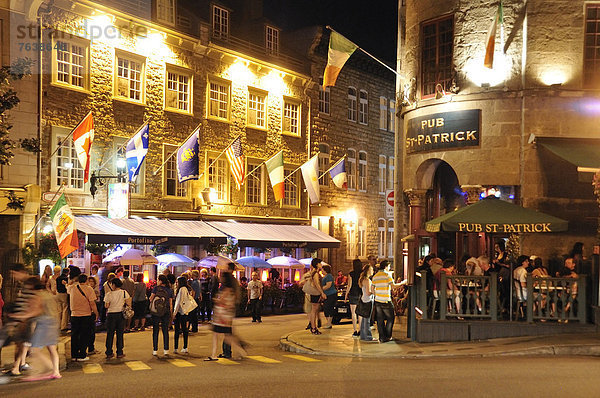 Mensch  Menschen  gehen  Nacht  Fußgängerüberweg  Querformat  Fahne  Nachtleben  Jeans  trinken  Altstadt  Kanada  Kneipe  Quebec  Quebec City