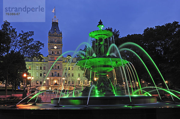 Farbaufnahme  Farbe  beleuchtet  Springbrunnen  Brunnen  Fontäne  Fontänen  Sommer  Nacht  Querformat  Kunst  Beleuchtung  Licht  Kanada  Abenddämmerung  Zierbrunnen  Brunnen  Quebec  Quebec City