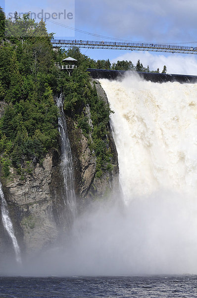 Hochformat  Wasser  verschütten  Dunst  Tourist  Brücke  Wasserfall  Sehenswürdigkeit  Kanada  Ort  Quebec  Quebec City  Tourismus