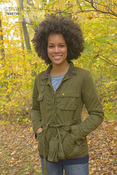 Vereinigte Staaten von Amerika  USA  krauses Haar  Afrolook  Afro  Afros  Frau  Afroamerikaner  Ostküste  Amerika  lächeln  Wald  schwarz  Nordamerika  Neuengland  jung  Kabine  Mädchen  Laub  Vermont