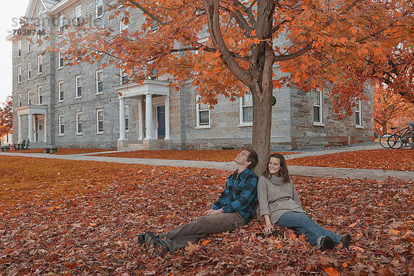 Vereinigte Staaten von Amerika  USA  Frau  Mann  Ostküste  Amerika  Herbst  Nordamerika  Student  Neuengland  jung  Campus  Hochschule  Laub  Spaß  Vermont