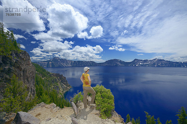 Vereinigte Staaten von Amerika  USA  Nationalpark  Wasser  Frau  Amerika  gelb  T-Shirt  Mütze  Vulkan  blau  Cascade Mountain  Kratersee  Oregon